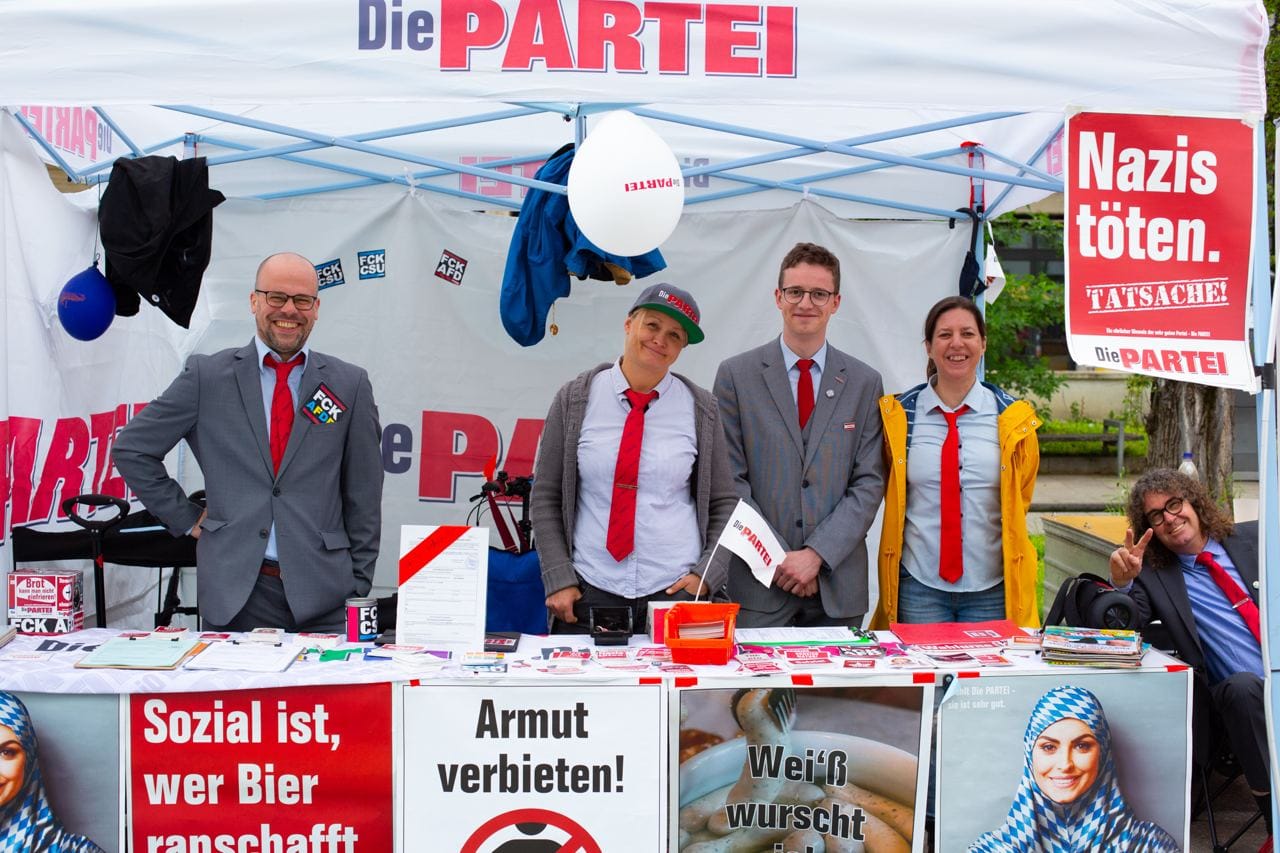 Die PARTEI München mit einem Infostand